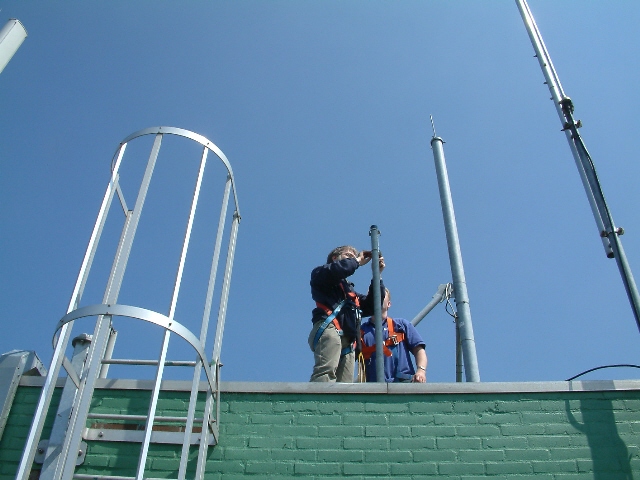 Piet PA1HPM en Alex PA3FZW - Plaatsing antenne (3).jpg